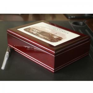 γυάλινο κουτί με πλακάκια