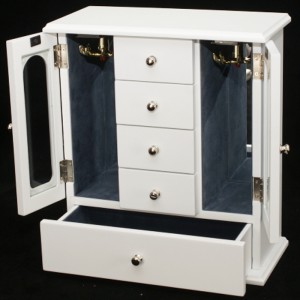 Παραδοσιακό ξύλινο κουτί κοσμήματος