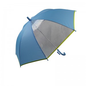 ένα πάνελ βλέπει μέσα από μπλε διαφημιστικό παιδί ομπρέλα