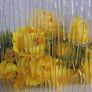 ΔΙΑΚΟΣΜΗΜΕΝΟ ΚΑΙ ΧΡΩΜΑΤΟΠΟΙΗΜΕΝΟ ΓΥΑΛΙ