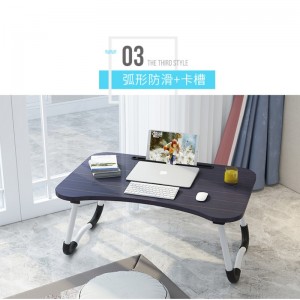 Πτυσσόμενο τραπέζι στο κρεβάτι του υπολογιστή