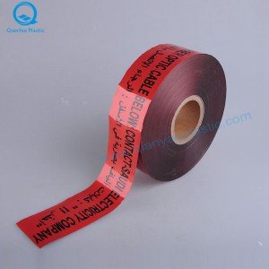 Σαουδική Αραβία ΚΙΝΔΥΝΟΣ / ΠΡΟΣΟΧΗ Υπόγεια τηλεφωνική καλωδιακή προειδοποιητική ταινία. Καλώδιο οπτικών ινών κάτω από την προει...