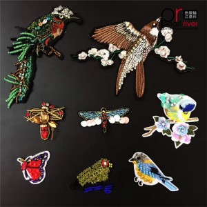 Τελευταία κεντημένο έμπλαστρο με ζωικά και λουλούδια