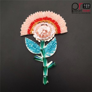 Τελευταία κεντημένο έμπλαστρο με ζωικά και λουλούδια