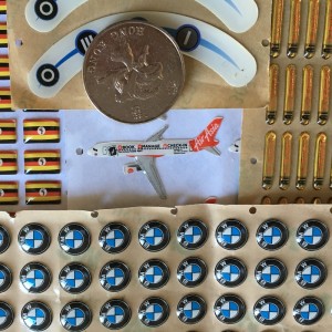 Μικρά αυτοκόλλητα εποξειδικού θόλου και ακανόνιστες μικροσκοπικές ετικέτες θόλου