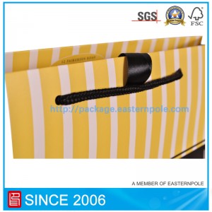 Πολυτελής χάρτινη τσάντα ροζ λουλουδιών με κλείσιμο με κορδέλα