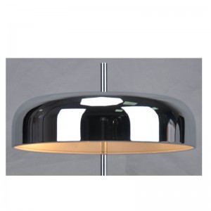 Επιτραπέζιο φωτιστικό με μεταλλική απόχρωση και επίπεδη βάση