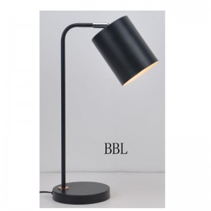 Επιτραπέζιο φωτιστικό με μεταλλική απόχρωση και ρύθμιση της λειτουργίας σκίασης