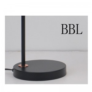 Επιτραπέζιο φωτιστικό με μεταλλική απόχρωση και ρύθμιση της λειτουργίας σκίασης