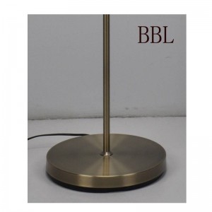 Μοντέρνο φωτιστικό δαπέδου με σκιά ματιών