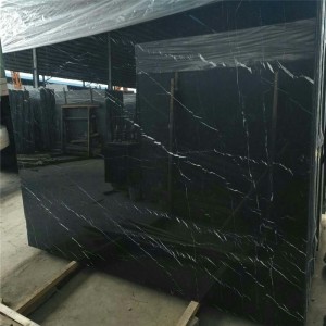 Μάρμαρο Nero Marquina σε λευκό λωρίδα