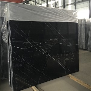 Μάρμαρο Nero Marquina σε λευκό λωρίδα