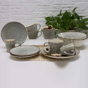Κεραμικό απλό σετ δείπνου