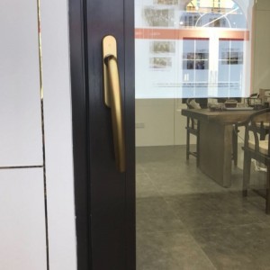 Συρόμενη πόρτα από γυαλί