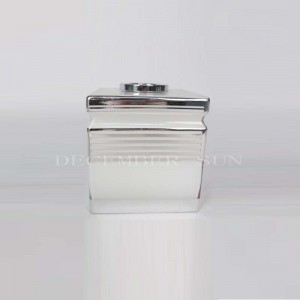 Κομψό λευκό με ασημί γυάλινο μπάνιο