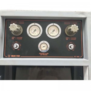 Σίδερο αλεπού πνευματική πατώντας σόλα που συνδέει παπούτσια κάνοντας τιμή μηχανής