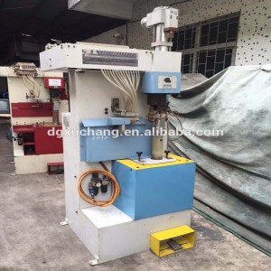 Brustia κυρία γυναίκα υψηλό τακούνι παπούτσι καρφώματος κάνοντας μηχανή Ινδία