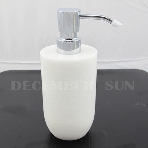 Καθαρό άσπρο μαρμάρινο μπάνιο