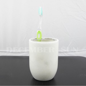 Καθαρό άσπρο μαρμάρινο μπάνιο