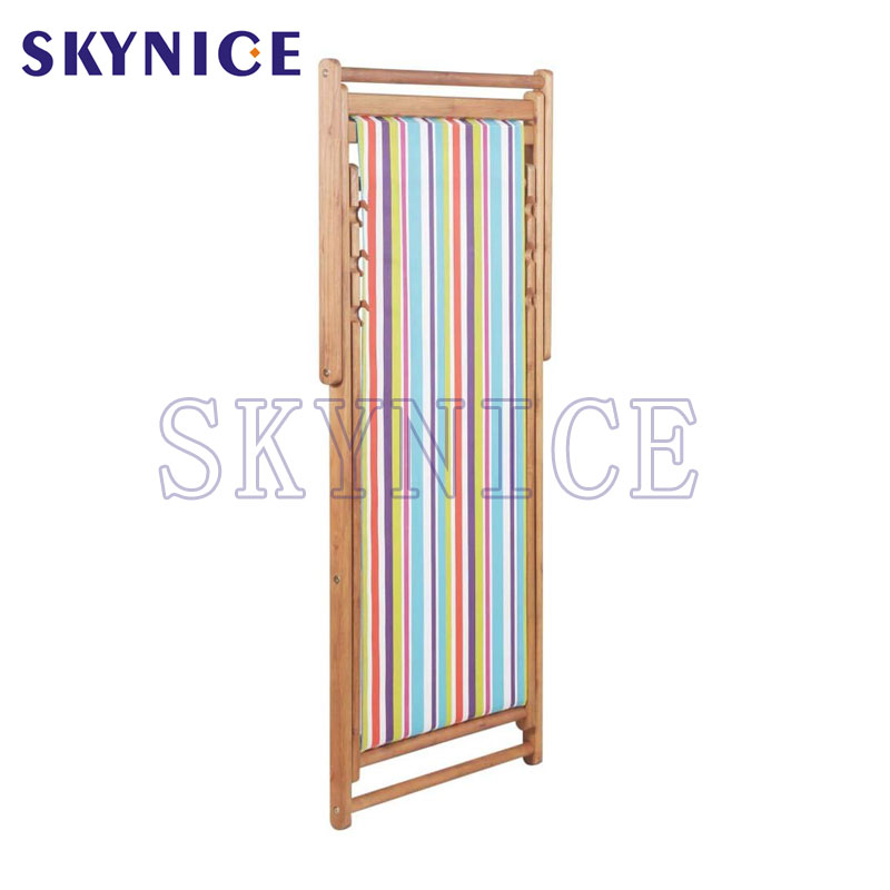 Παραδοσιακό πτυσσόμενο ξύλινο κατάστρωμα του κήπου της παραλίας στο κατάστρωμα.