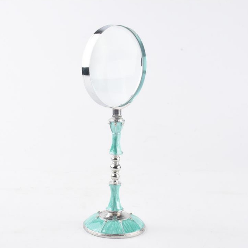 Μοντέρνα και δημιουργική διακόσμηση σπιτιού, σαλόνι, τεχνολογία κραμάτων ψευδαργύρου, μελέτη, οθόνη, μεγεθυντής μετάλλων