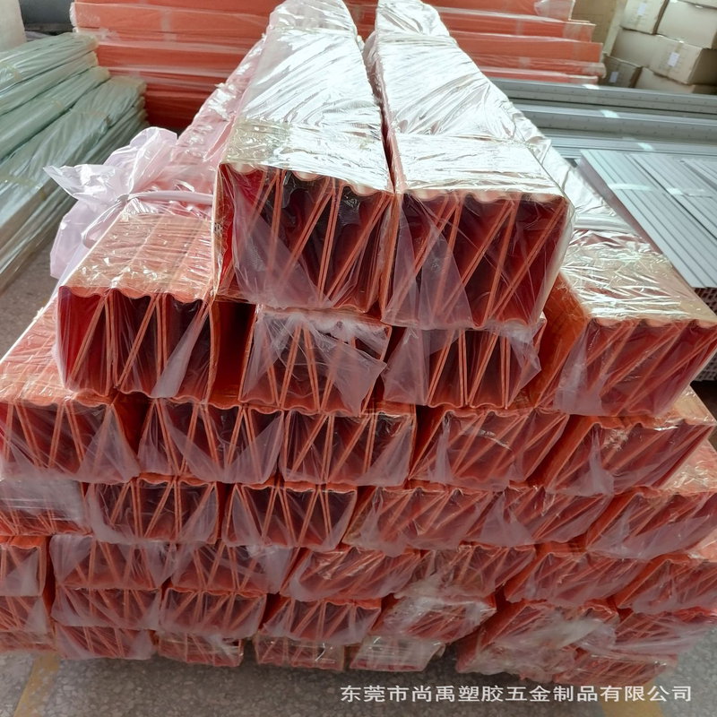 Προσαρμοσμένη εξώθηση προφίλ πλαστικών καναλιών PVC για περιτύλιξη από χάλυβα