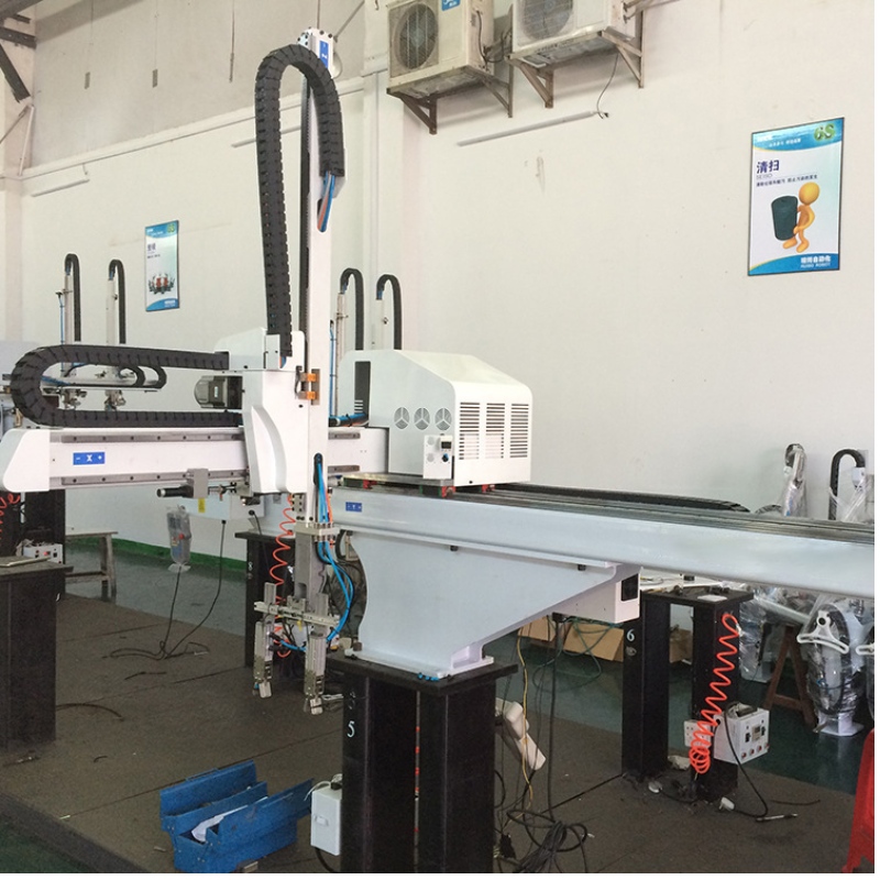 Three Axis Servo robot Arm for Injection Molding Automation