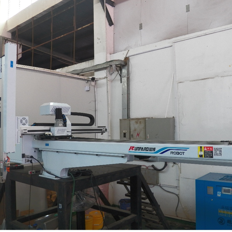 Taut-head triaxial servo traverse manipulator -RN series