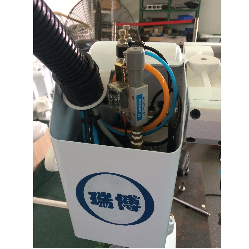 Το κινεζικό ρομπότ έγχυσης βραχίονα είναι εξοπλισμένο με διεπαφή λειτουργίας αγγλικής και κινεζικής συνομιλίας. Ο χειριστής είναι εξοπλισμένος με φώτα LED