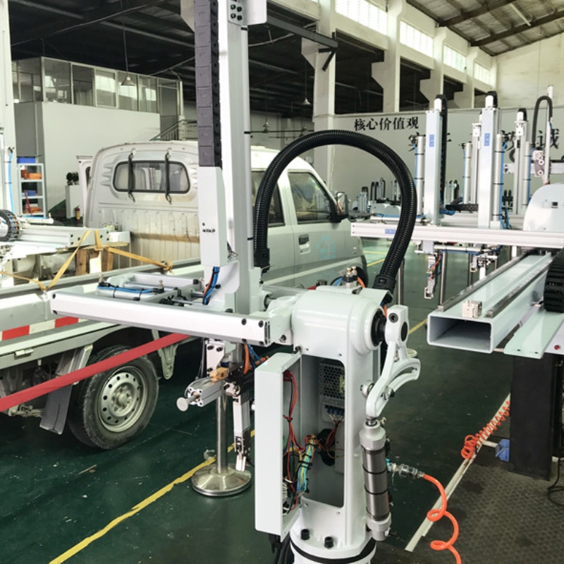 Ρομπότ Swing Arm Κατάλληλο για πλαστική μηχανή 90-120ton για τη βαλβίδα ασφαλείας της ιατρικής μάσκας και της συνηθισμένης μάσκας