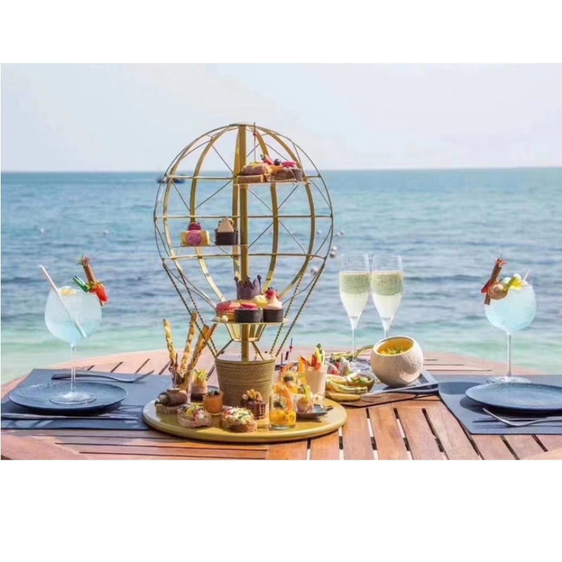 Τριστρώματα κέικ με βάση φρούτα και φρούτα, κουκέτα για γλυκά και λαχανικά