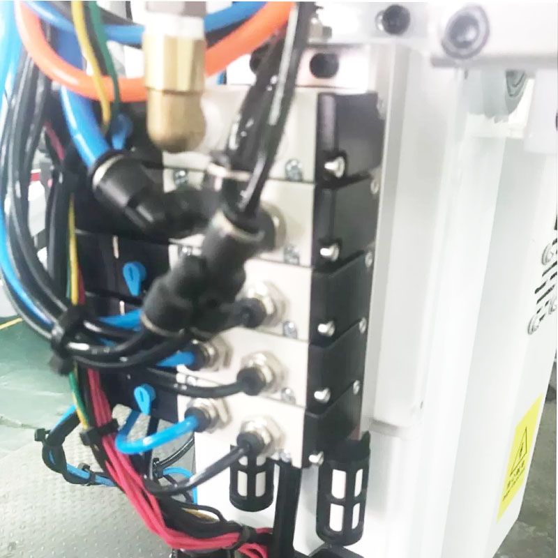 Αυτόματος ο χειριστής του μηχανισμού χύτευσης με έγχυση παίρνει το περιστροφικό μηχάνημα χειριστηρίου σε υψηλή ταχύτητα