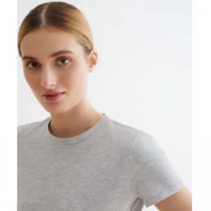 Τοποθετημένο ανοιχτό γκρι μπλουζάκι από υποαλλεργικό