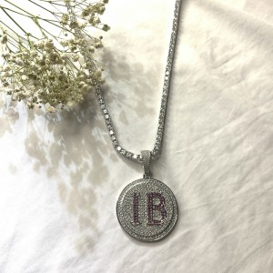 Μοντέρνο στρογγυλό γράμμα χαραγμένο μενταγιόν διαμαντιών με αλυσίδα