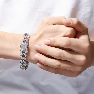 Το καλώδιο hip-hop είναι γεμάτο βραχιόλια τρυπανιού