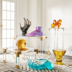 Πολυτελή πινέλο πίνακα δίπλα σε ορείχαλκο πίνακα κονσόλα