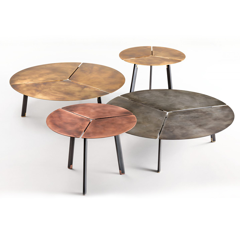 Ιταλική μινιμαλιστική 3 πλευρικά πέλματα ρουστίκ αντίκες σιδήρου γραφίτη χάλυβα στρογγυλό μεταλλικό τραπέζι του καφέ