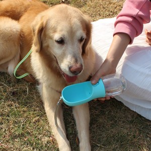 Τροφίμων Βαθμολογία Πλαστική διαρροή Proof Portable Puppy Water Dispenser Dog Water μπουκάλι με τροφοδότη για τα κατοικίδια ζώα υπαίθρια ταξίδια πεζ...