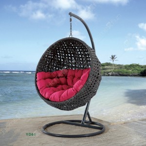 Στη σύγχρονη εσωτερική κούνιες ύφους που κρεμούν την υπαίθρια καρέκλα αυγών ταλάντευσης υφασμένη αυλή κήπων ταλάντευσης ραττάν ...