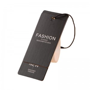 Μαύρο και άσπρο σκληρό χαρτί κρέμονται κάρτες