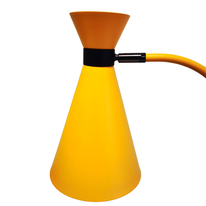 Δύο λαμπτήρες γραφείου με μαύρο και ανοιχτό κίτρινο φινίρισμα, ένα διακόπτη roft/off και δύο βολικά καταστήματα στο δωμάτιο