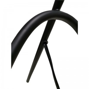 Τρία λάμπα γραφείου με μαύρο φινίρισμα και ένα διακόπτη rocker/off στη σειρά στο ξενώνα