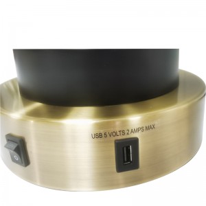 Custom Nightsand Lamp με αντίκες ορείχαλκο και μαύρο φινίρισμα, ένα/off rocker switch, μια βολική έξοδο και ένα λιμάνι φόρτισης USB στο Room