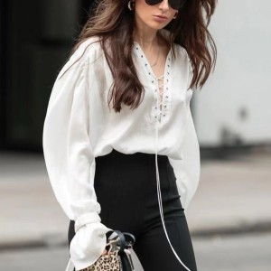 Γαλλικό λευκό πουκάμισο με μακρύ μανίκι 2023 Νέο φουσκωτό μανίκι λεπτό ιδιοσυγκρασία V-neck σχεδιασμό Sense Sended πουκάμισο μπλούζα