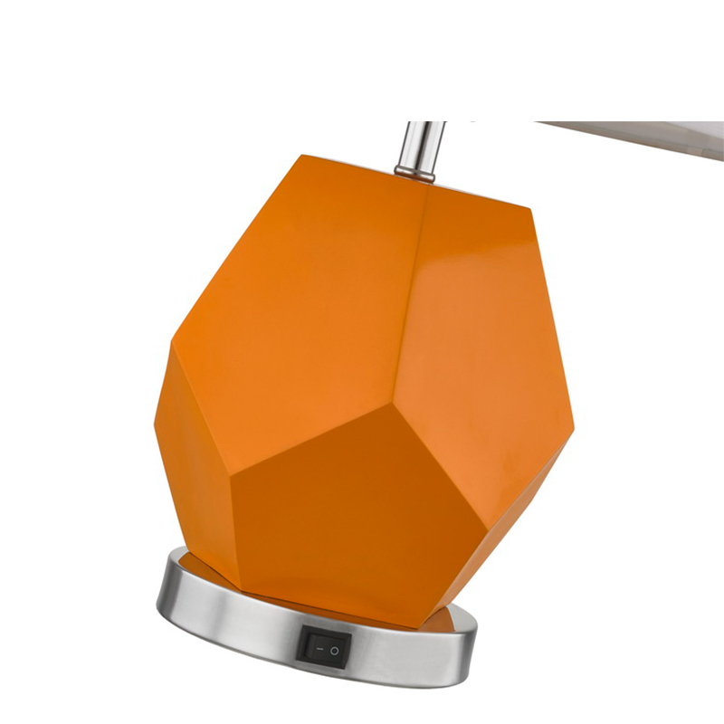 Hampton Inn Hotel Table Lamp με σώμα ρητίνης και ένα/off rocker switch στο δωμάτιο ξενοδοχείου