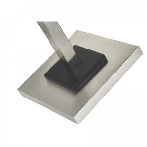 Hotel Metal Floor Lamp με φινίρισμα νικελίου και μαύρη προφορά στο ξενώνα