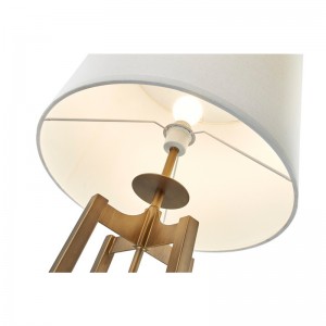 Καναπές Hyatt Hotel δίπλα στον λαμπτήρα δαπέδου με παλαιά χρυσό φινίρισμα στο ξενώνα