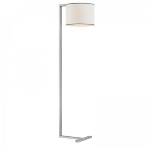 Hiltom Hotel καναπέ δίπλα στον λαμπτήρα δαπέδου με ασημένιο φινίρισμα στο δωμάτιο