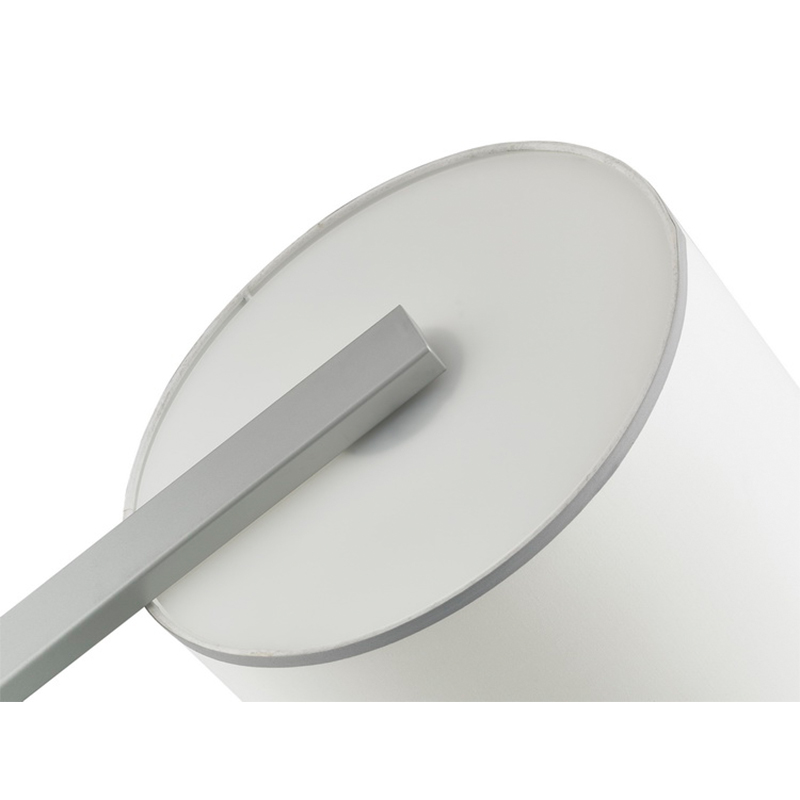 Hiltom Hotel καναπέ δίπλα στον λαμπτήρα δαπέδου με ασημένιο φινίρισμα στο δωμάτιο