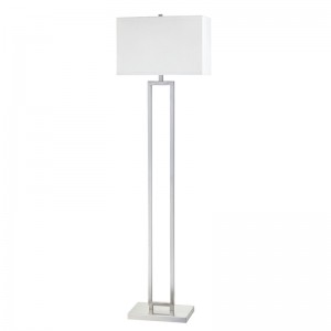 Καναπέ του ξενοδοχείου Marriott δίπλα στον λαμπτήρα δαπέδου με φινίρισμα νικελίου στο δωμάτιο